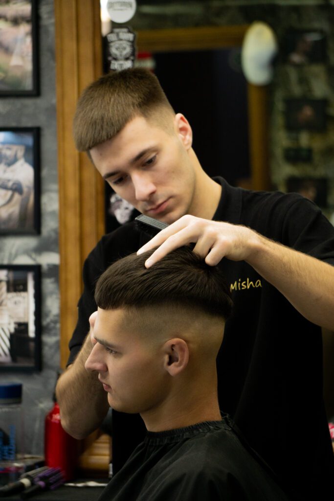 Професійна чоловіча стрижка